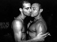SAN VALENTINO? MAI ESISTITO! - 0253 baciogay - Gay.it