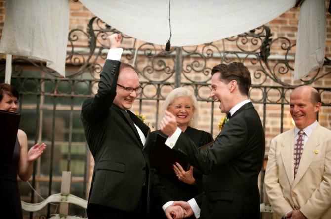 Si sposano in Portogallo. Intesa Sanpaolo nega la licenza matrimoniale - 10 matrimoni fighi 1 - Gay.it