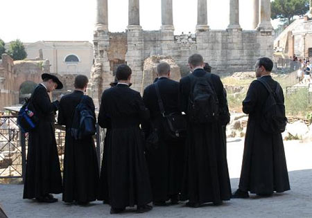 Preti gay, il giornalista: "Solo alcuni dei tantissimi casi" - abbateF4 - Gay.it