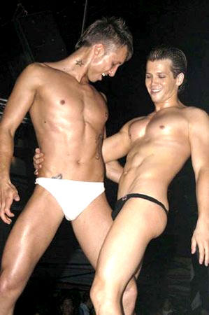 LA NUOVA ESTATE GAY È NELL'ACQUA - acquadueo01 - Gay.it