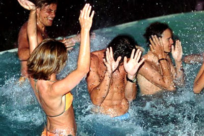 LA NUOVA ESTATE GAY È NELL'ACQUA - acquadueo03 - Gay.it