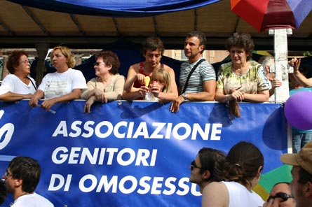 Omofobia, identificati sette genitori durante il sit-in - agedofermatiF1 - Gay.it