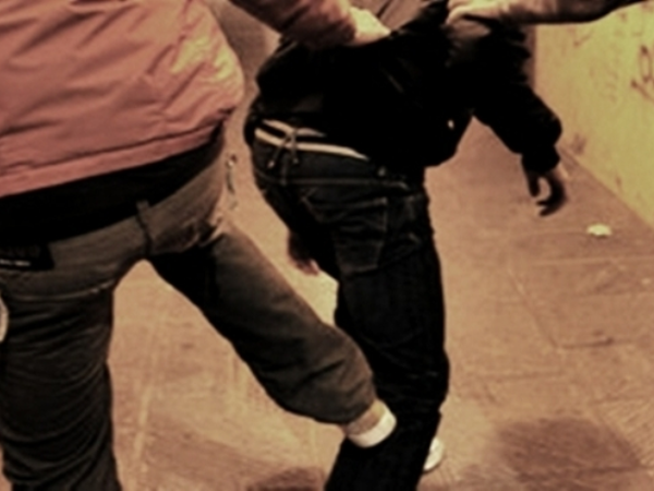 "Froci di merda", un pugno in faccia e scappano - aggressione gaycs - Gay.it