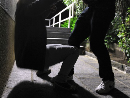 Investito da uno scooter e poi picchiato e insultato: Frocio di merda - aggressione roma - Gay.it