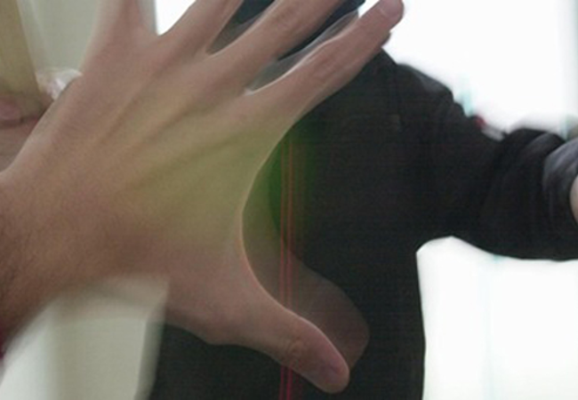 "Froci di merda", un pugno in faccia e scappano - aggressione roma prof - Gay.it