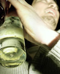DROGA E ALCOL: GAY IN PERICOLO? - alcol bottigliainmano e den - Gay.it