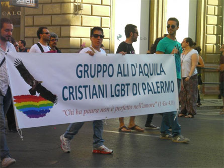 Madre cacciata dalla chiesa: "Tuo figlio è gay? E' il diavolo" - alidaquilaF1 - Gay.it