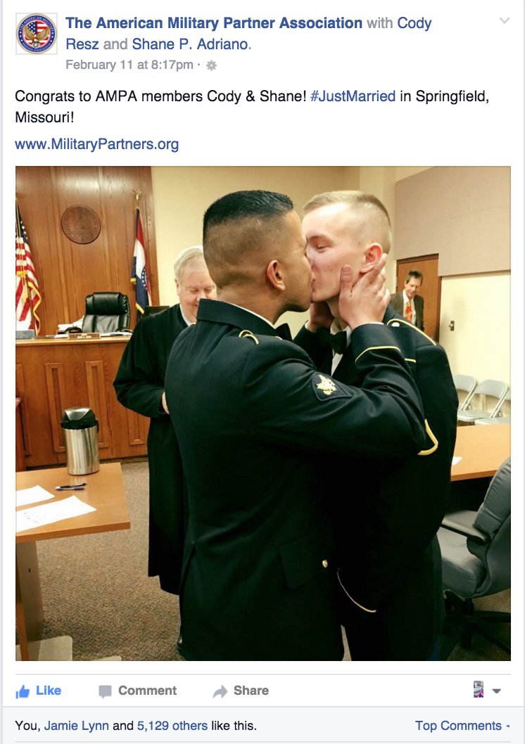 Coppia di militari gay si sposa e la foto diventa virale - ampa coppia gay di militari - Gay.it