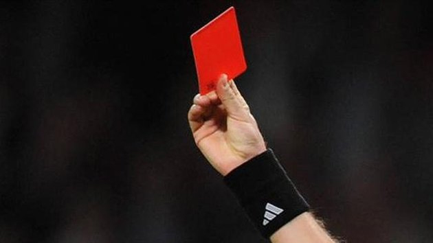 Arbitro gay offeso da un calciatore, espulso dall'associazione arbitri - arbitro cartellino rosso1 - Gay.it