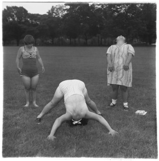 I travestiti "normali" di Diane Arbus in mostra a Berlino - arbusF1 - Gay.it