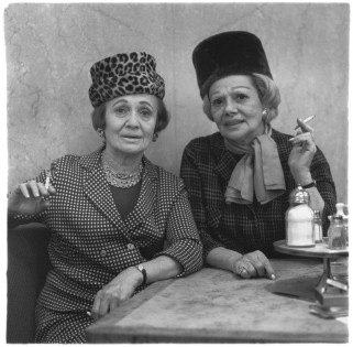 I travestiti "normali" di Diane Arbus in mostra a Berlino - arbusF2 - Gay.it