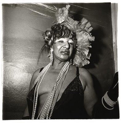 I travestiti "normali" di Diane Arbus in mostra a Berlino - arbusF3 - Gay.it