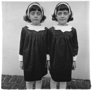 I travestiti "normali" di Diane Arbus in mostra a Berlino - arbusF4 - Gay.it