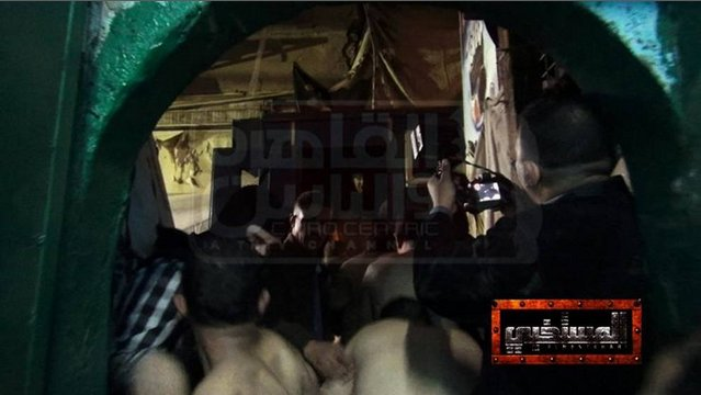 Arrestati 33 presunti gay in un hammam e filmati mentre escono nudi - arresti hammam1 - Gay.it