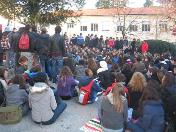 Modena: "Arcigay non entri in quel liceo" - assemblea selmi arcigay - Gay.it