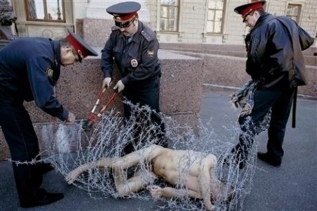 Si inchioda i genitali sulla Piazza Rossa contro il regime di Putin - attivista1 - Gay.it