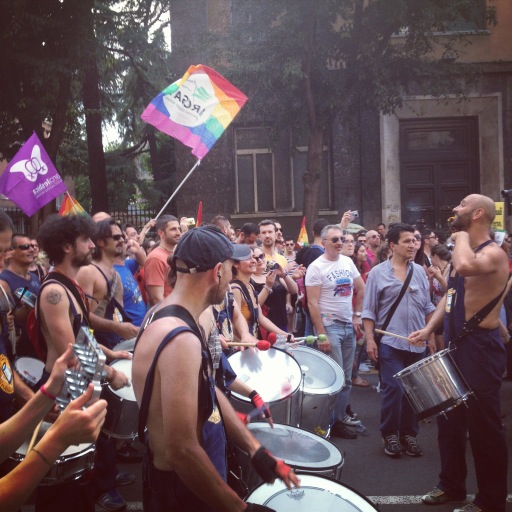 In migliaia al Pride di Bologna. Nozze subito - Au9W8CTCMAECEzP - Gay.it