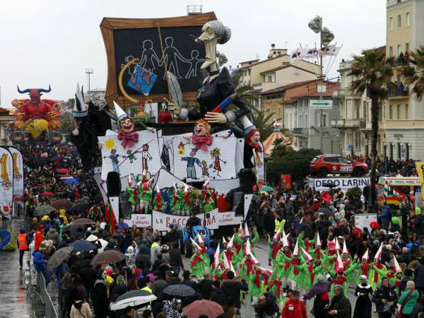 Al Carnevale di Viareggio #ItaliaArcobaleno con Monica Cirinnà - bacchettona carnevale viareggio base - Gay.it