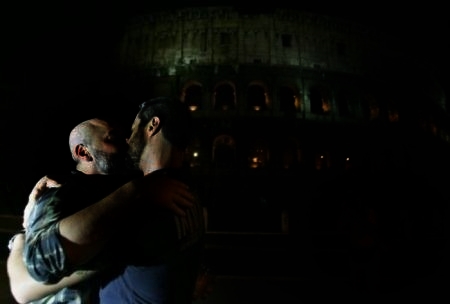 Trieste: due uomini pestati per un bacio. Arcigay scende in campo - baci gay - Gay.it