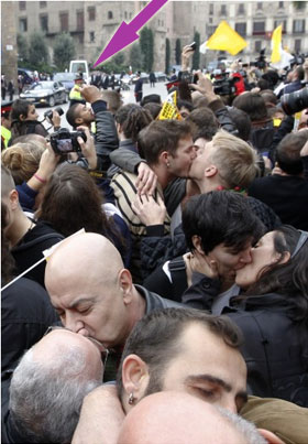 La polizia impedisce il bacio gay davanti al Papa - bacigaypapaHOME - Gay.it