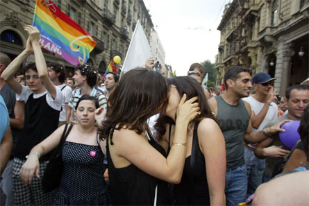 Insultate alla fermata del bus per un bacio: succede a Viterbo - bacio viterbo2 - Gay.it