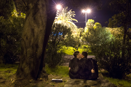 Benevento: coppia gay cacciata dalla villa per un bacio - bacio benevento1 - Gay.it