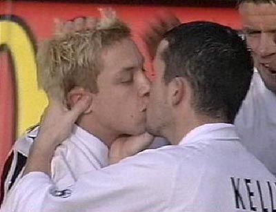 L'omosessualità nel mondo del calcio sbarca a teatro - bacio calciatoriF1 - Gay.it