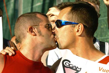 Bacio gay, il Sindaco: "Ma che omofobia, è rissa tra ladri" - bacio pignataro reazioni F1 - Gay.it