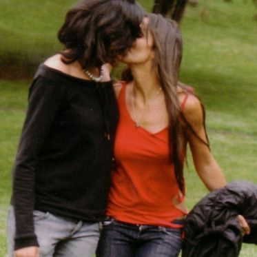 Due ragazze si baciano a scuola: richiamate dalla presidenza - bacio scuola1 - Gay.it