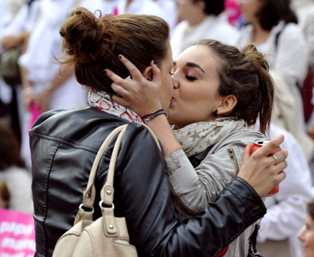 Due ragazze si baciano a scuola: richiamate dalla presidenza - bacio scuola2 - Gay.it