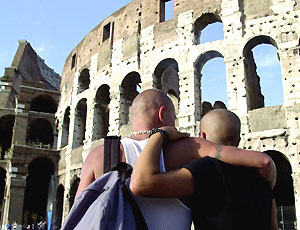Si baciarono al Colosseo. Coppia gay condannata a due mesi - baciocolosseocondannaF2 - Gay.it