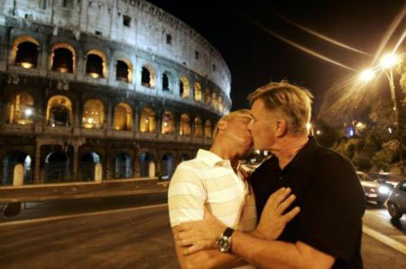 Si baciarono al Colosseo. Coppia gay condannata a due mesi - baciocolosseocondannaF3 - Gay.it