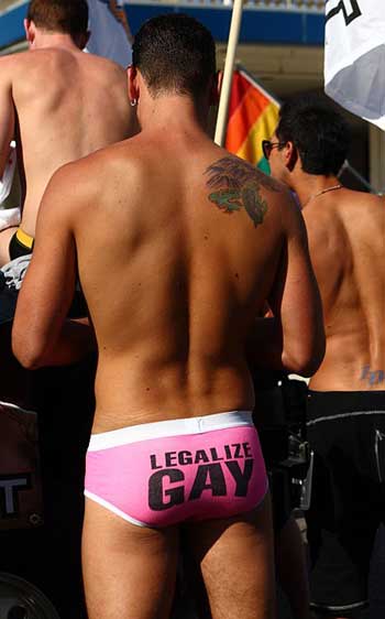 Bacio gay a Torre del Lago. La cooperativa chiede scusa - bagninoscuseF1 - Gay.it