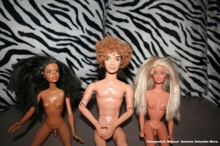 Barbie diventa trans in una mostra ad Alicante - barbie transF1 - Gay.it