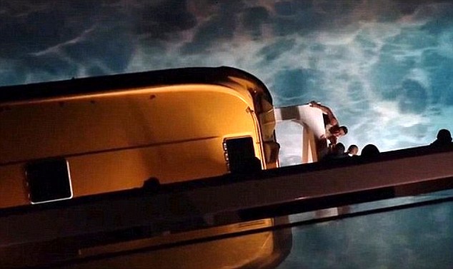 Cade in mare da una nave dopo provocazioni omofobe. Il video - Bernardo Albaz caduta - Gay.it