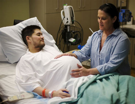 Thomas Beatie, l'uomo incinto, attacca: "Nancy mi picchiava" - beatie liteF2 - Gay.it
