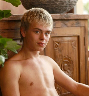 Scandalo in Vaticano, "attori Bel Ami benedetti dal papa" - belamivaticanoF2 - Gay.it