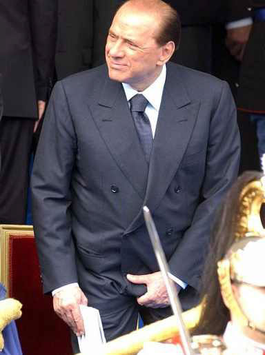 Berlusconi "sventola" il lobo: "Ci prendono per gay" - berlugayF2 - Gay.it
