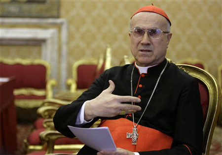 Bertone: "La pedofilia? Colpa degli omosessuali" - bertonepedofiliaF1 - Gay.it