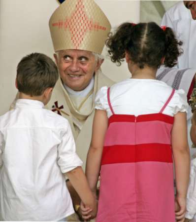 Bertone: "La pedofilia? Colpa degli omosessuali" - bertonepedofiliaF2 - Gay.it