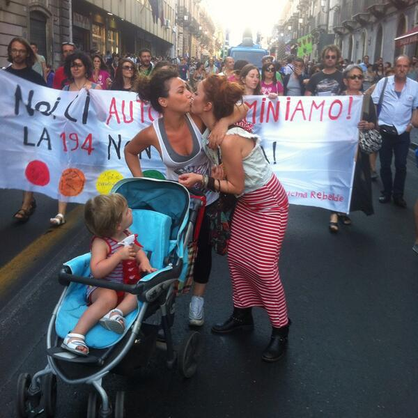 Torino trascriverà l'atto di nascita del bimbo della coppia lesbica - bimbi discriminazioni1 - Gay.it