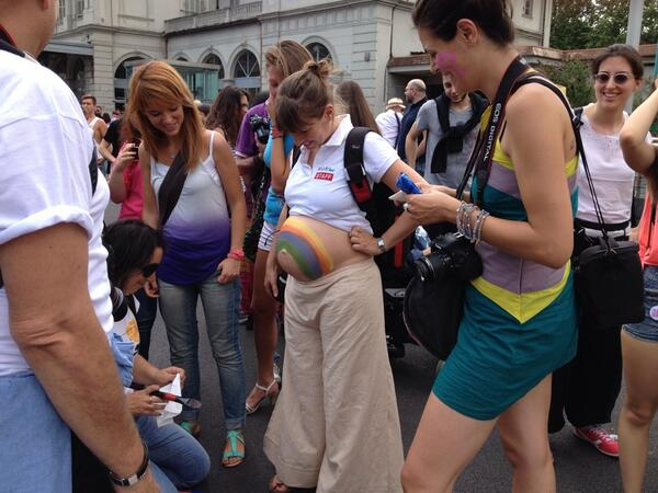 Torino trascriverà l'atto di nascita del bimbo della coppia lesbica - bimbi discriminazioni4 - Gay.it