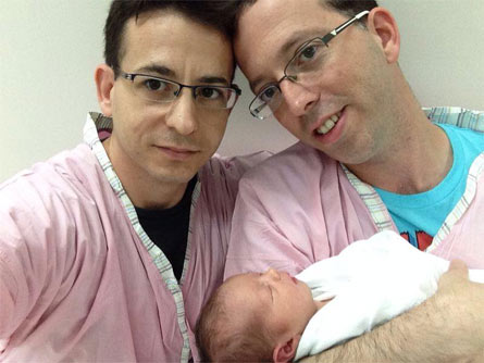 Bloccati in Thailandia 65 bimbi di madri surrogate e padri israeliani - bimbi thai israele1 - Gay.it