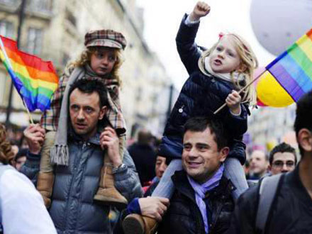 Tabacci choc, alle coppie gay dice: "giù le mani dai bambini" - bimbigenitorigayBASE - Gay.it
