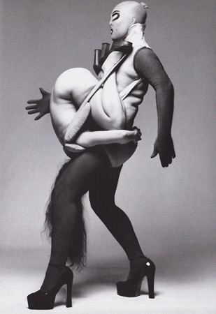 Leigh Bowery nelle foto di greer e Rozsa esposte a Torino - boweryF1 - Gay.it