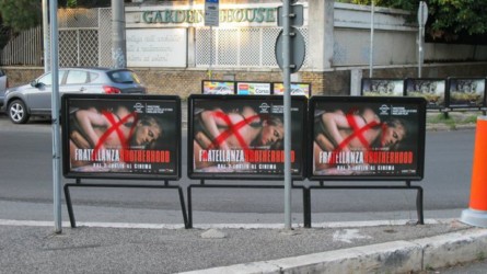 Esce al cinema "Fratellanza": imbrattati a Roma i cartelloni - Brotherhoodfilmcart - Gay.it