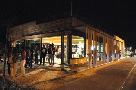 Apre Bigodini, e in Toscana arriva la cena "en travesti" - Buddy - Gay.it