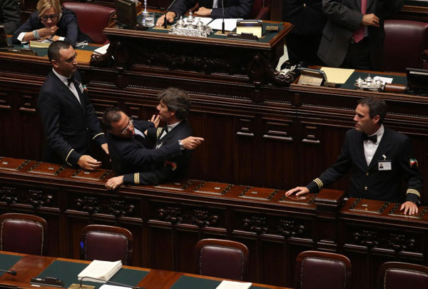 Caso Barilla, Buonanno espone un finocchio mentre parla deputato gay - buonanno finocchio1 - Gay.it