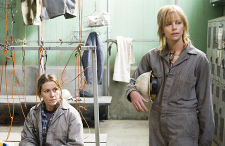 CHARLIZE E LA MINIERA DEGLI ABUSI - CAD 5102r - Gay.it