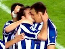 L'omosessualità nel mondo del calcio sbarca a teatro - calciatoribaci1 - Gay.it